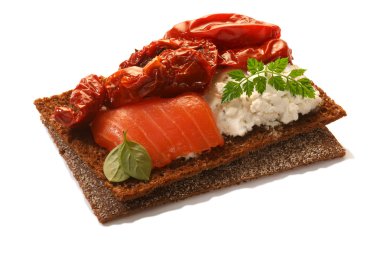 Somon, peyniri, kurutulmuş domates ve Frenk maydanozu ile gevrek ekmek