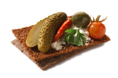 Turşu ve yumuşak peynir ile gevrek ekmek