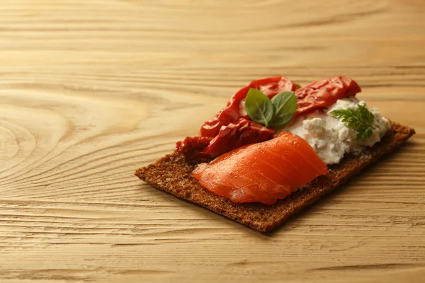 Pão crocante com salmão, queijo mole, tomate seco e cerefólio — Fotografia de Stock