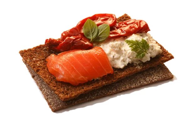 Brood krokant met zalm, zachte kaas, gedroogde tomaten en kervel — Stockfoto