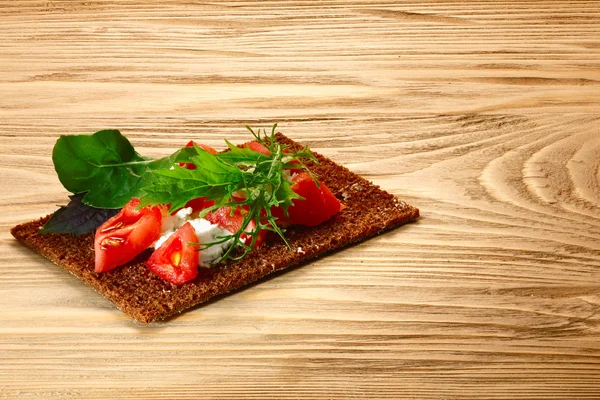Хлеб с помидорами, сыром и рукколой — стоковое фото