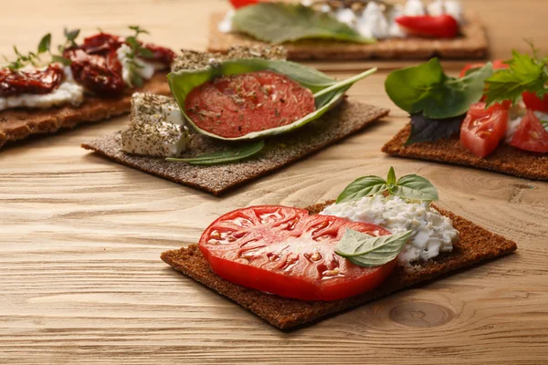 Bröd skarpa med tomat, ost och basilika — Stockfoto