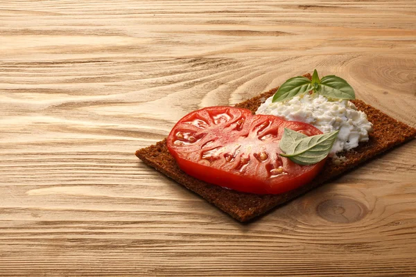 Brot knusprig mit Tomate, Käse und Basilikum — Stockfoto