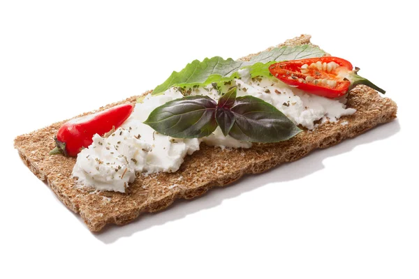 Pane croccante con pepe, formaggio morbido e basilico — Foto Stock