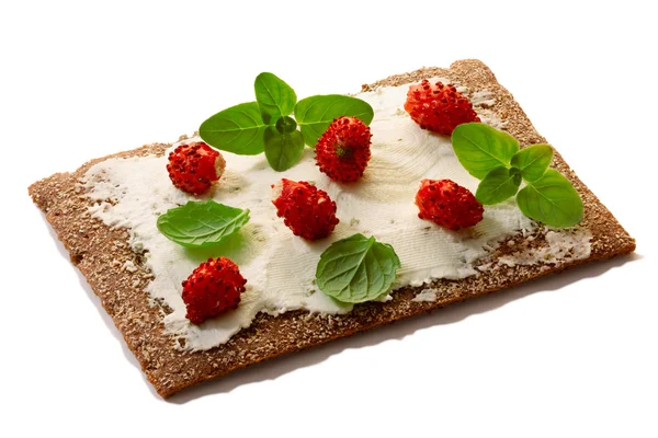 Brot knusprig mit frischen Erdbeeren, Weichkäse und Minze — Stockfoto