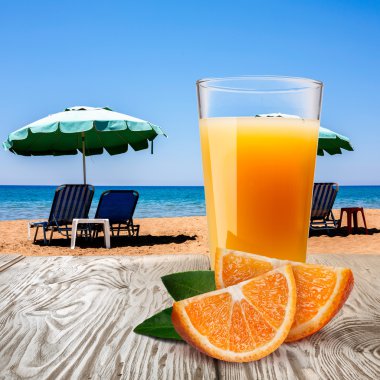 Bardak portakal suyu plaj karşı