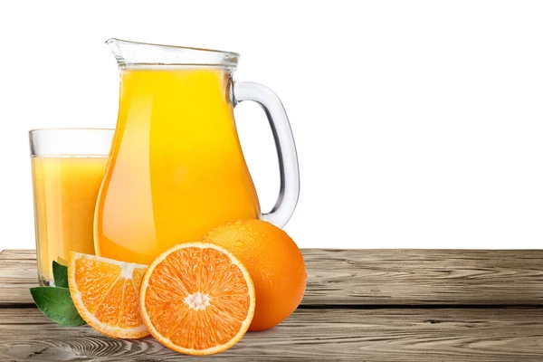 Pitcher med appelsinjuice med appelsiner – stockfoto