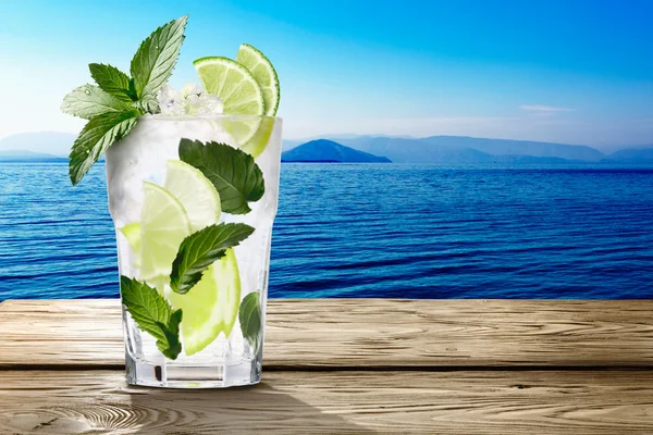 Mojito cocktail in wooden table — Stock Photo, Image