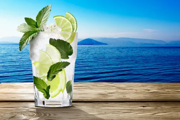 Mojito ahşap tabloda kokteyl