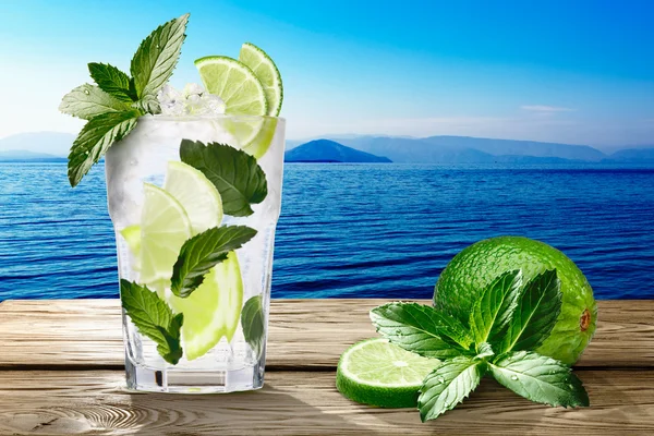 Mojito koktejl v dřevěný stůl — Stock fotografie