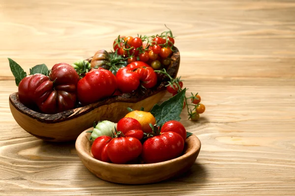 Tomates de relíquia frescos em mesa de madeira — Fotografia de Stock