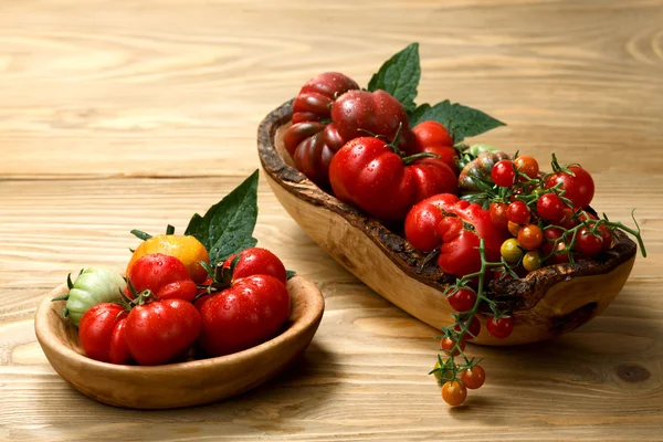 Tomates de relíquia frescos em mesa de madeira — Fotografia de Stock