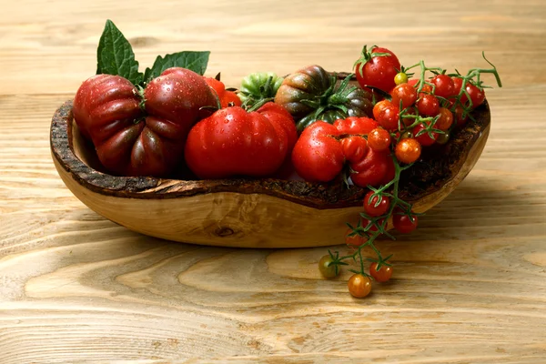 Tomates de relíquia frescos em mesa de madeira — Fotografia de Stock