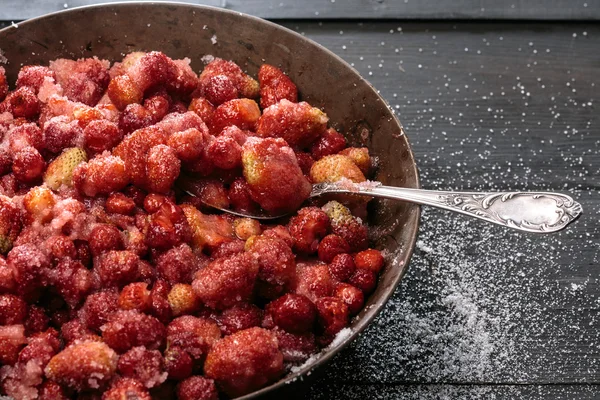 Erdbeeren gemischt mit Zucker geben Saft frei — Stockfoto