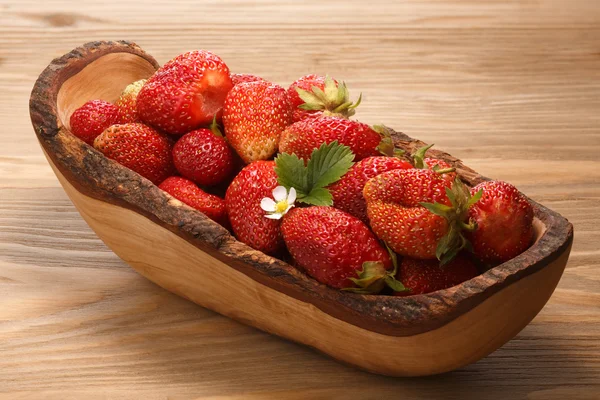 木碗，新鲜草莓 — 图库照片