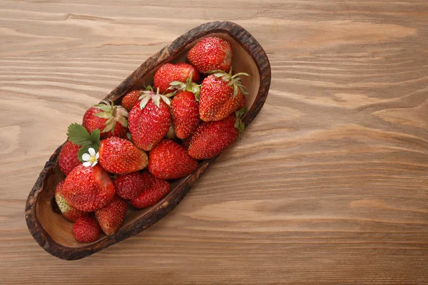 Houten kom van verse aardbeien — Stockfoto