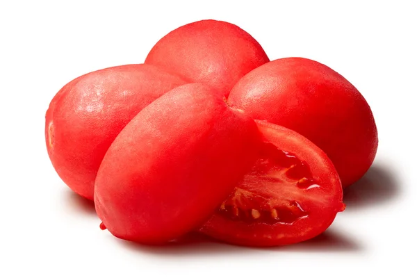 Tomates pelados inteiros, uma fruta cortada pela metade, caminhos — Fotografia de Stock