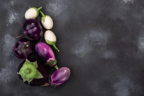 Aubergines Atau Terong Dari Berbagai Bentuk Dan Warna Pada Latar — Stok Foto