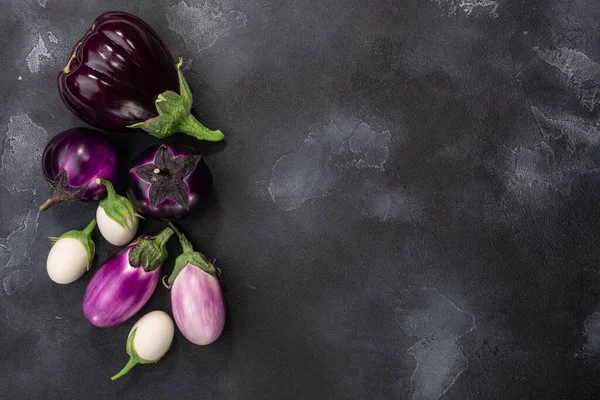 Aubergines Atau Terong Dari Berbagai Bentuk Dan Warna Pada Latar — Stok Foto