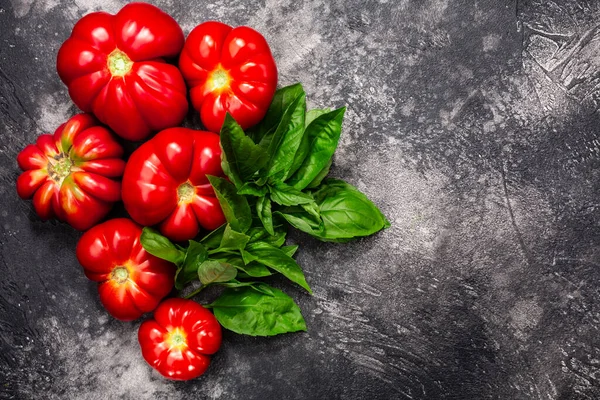 Herança Com Nervuras Tomates Manjericão Topo Preto Texturizado Pano Fundo — Fotografia de Stock