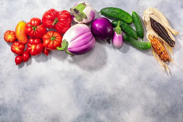 新鲜选择的季节性蔬菜顶部灰色纹理背景 顶部视图 复制空间 — 图库照片