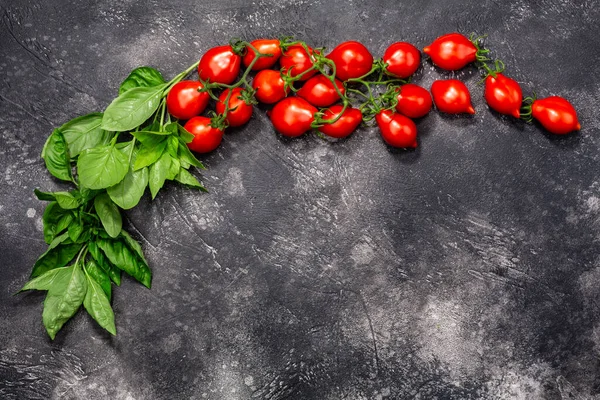 Tomates Cereja Manjericão Cima Fundo Texturizado Escuro Espaço Cópia Vista — Fotografia de Stock