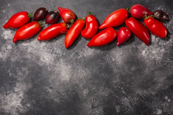 Reife Pfeffrige Tomaten Auf Dunkel Strukturiertem Hintergrund Gewürzkopie Draufsicht Solanum lizenzfreie Stockbilder