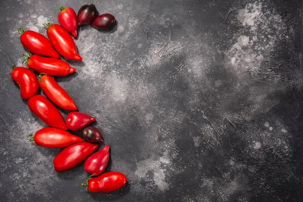 Reife Pfeffrige Tomaten Auf Dunkel Strukturiertem Hintergrund Gewürzkopie Draufsicht Solanum Stockbild