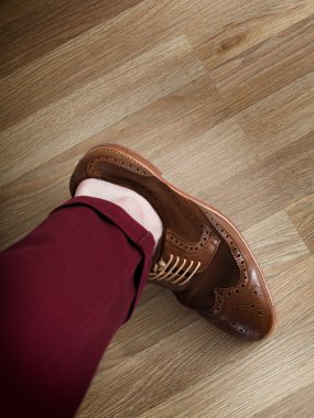 Sockless bacak pantolon ve aksanlı konuşma