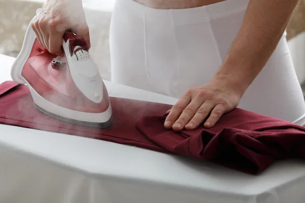 Männer bügeln seine Hosen — Stockfoto