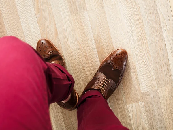 Patas sin calcetines en pantalones y brogue — Foto de Stock