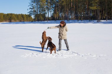 Köpeğiyle oynayan bir kadın.