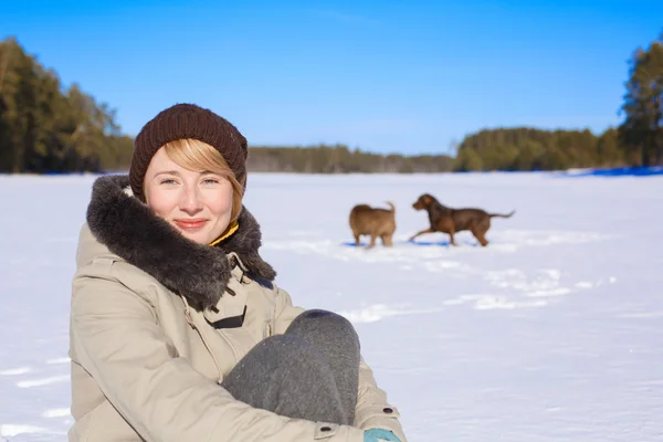 犬を連れた女は — ストック写真