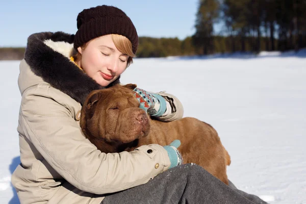 女は犬を抱きかかえて — ストック写真