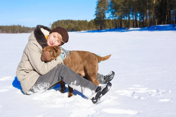 Vrouw knuffelen haar hond — Stockfoto