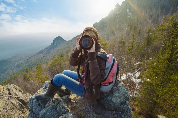 Femme photographe de montagne — Photo