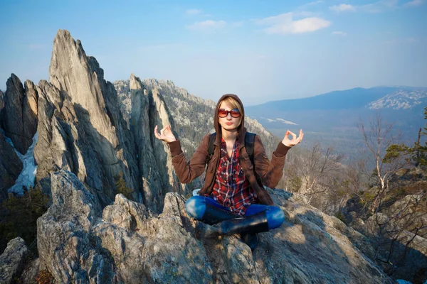 Nő a hegy tetején meditál — Stock Fotó