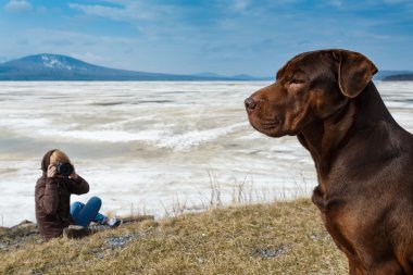 Köpek ve onun metresi açık