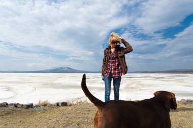 kadın uzun yürüyüşe çıkan kimse