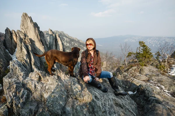 彼女の犬と女性ハイカー — ストック写真
