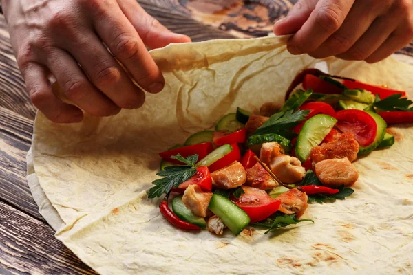 Shawarma tradiční flatbread zábal — Stock fotografie