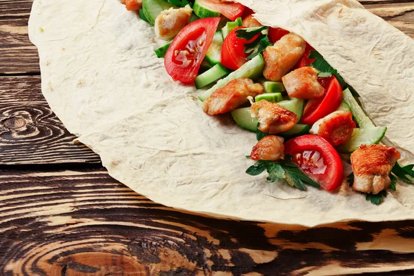 Shawarma traditionellt tunnbröd wrap — Stockfoto