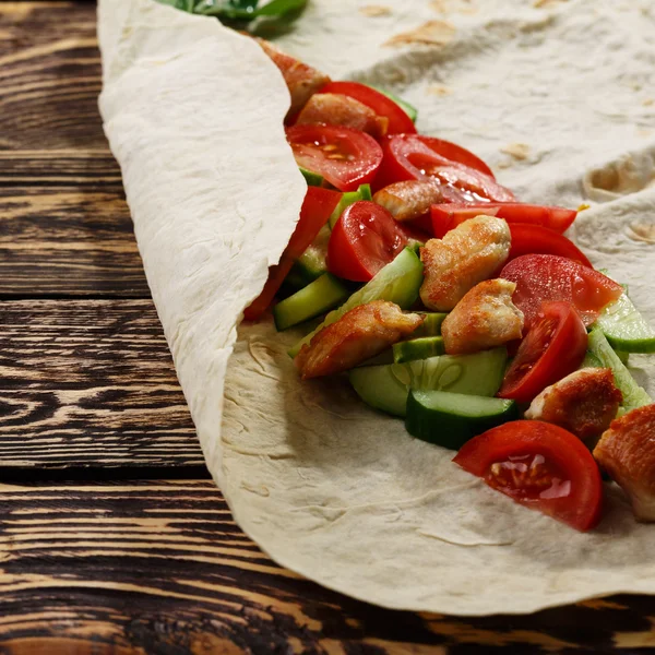 Shoarma traditionele flatbread wrap — Stockfoto