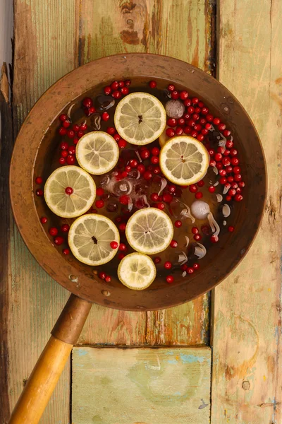 Preiselbeer-Zitronenpunsch — Stockfoto