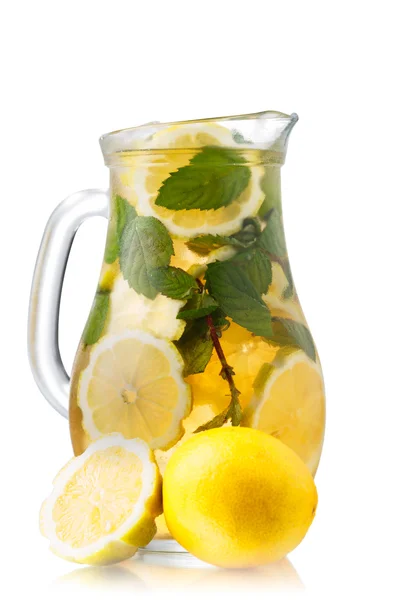 Iced tea in a jug — Stockfoto