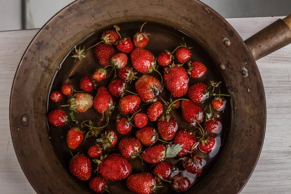 Eingeweichte Erdbeere — Stockfoto