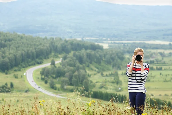 Mujer fotografiando —  Fotos de Stock