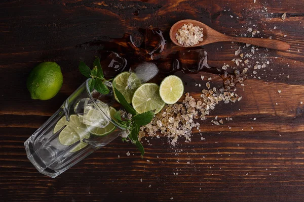 Mojito na mesa de madeira — Fotografia de Stock