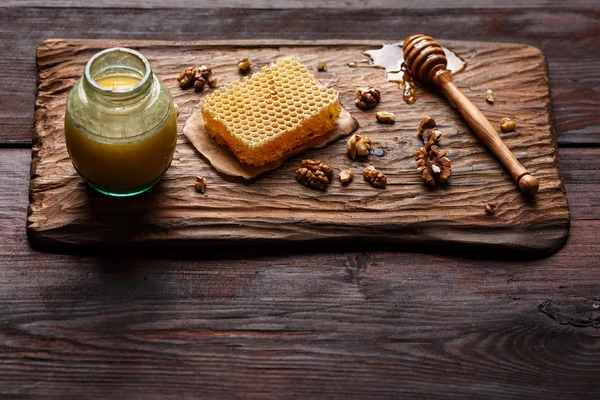 Miel sobre tabla de madera — Foto de Stock