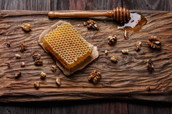 Мед на деревянной доске — стоковое фото